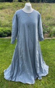 einfaches Kleid um 1250